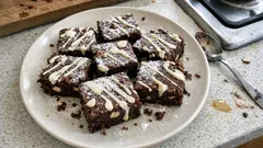 Brownies alle nocciole morbidi e leggeri: senza burro e senza latte, pronti in pochi passaggi