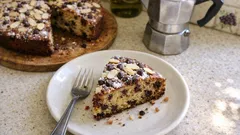 Torta ricotta, cioccolato e mandorle: soffice e umida, senza burro (perfetta a colazione)