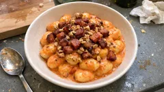Gnocchi con crema di peperoni, robiola e pancetta: pronti in pochi passaggi