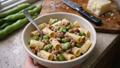 Pasta fave e salsiccia cremosa: il trucco dell’acqua di cottura e pecorino