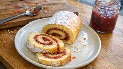 Rotolo soffice alla marmellata di fragole: la pasta biscotto che non si rompe