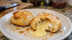 Brie in crosta: croccante fuori e filante dentro, pronto in meno di 30 minuti