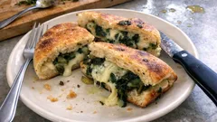 Panfocaccia alle erbette e provola: il rotolo soffice che si taglia a fette