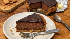 Cheesecake cotta al cioccolato: base croccante e crema fondente dal taglio perfetto