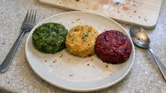 3 burger vegetali al forno: spinaci, ceci e fagioli rossi, pronti in 20 minuti