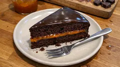 Sacher senza uova: soffice torta al cioccolato con albicocche e ganache lucida