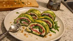 Rotolo di zucchine al forno con formaggio spalmabile, salame e rucola: facile e da preparare in anticipo