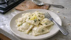 Ravioli ricotta e limone fatti in casa: ripieno cremoso e sfoglia sottile