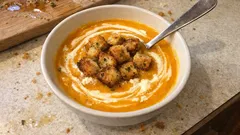 Vellutata di zucca con formaggio spalmabile e crostini alle erbe: cremosa e pronta in poco tempo