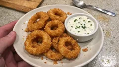 Onion rings croccanti con salsa allo yogurt: la pastella all’acqua frizzante che funziona