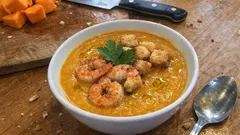 Crema di zucca e gamberi: vellutata elegante con crostini dorati