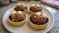 Cestini di pasta frolla con gelato al cioccolato: il trucco per restarli croccanti