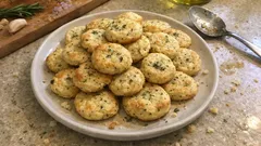 Biscotti salati alle erbe con ricotta e Parmigiano: friabili e pronti in pochi minuti