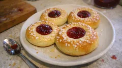 Brioche soffici “occhio di bue” senza burro e uova: con marmellata al centro, come in pasticceria