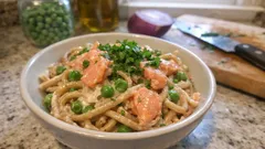 Pasta salmone e piselli cremosa: pronta in 20 minuti, senza panna