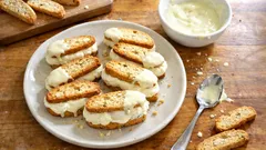 Biscotti gelato al cioccolato bianco: dessert da freezer pronto senza gelatiera