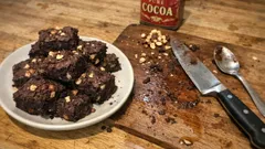Brownies al cioccolato e nocciole: morbidi dentro e croccanti fuori