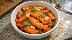 Zucca in agrodolce alla siciliana: fritta, poi marinata con aceto, zucchero e menta