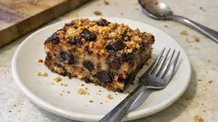 Torta di pane con cioccolato e amaretti: il dolce di recupero che viene sempre morbido