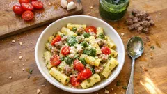 Pasta salsiccia e pomodorini: cremosa in padella con un cucchiaio di pesto