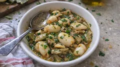 Seppie con carciofi in umido: tenere e profumate con un tocco di vino bianco