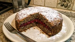 Torta al grano saraceno con confettura di lamponi: soffice e pronta senza complicazioni