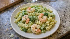 Pasta broccoli e gamberetti cremosa: pronta in pochi minuti (senza panna)
