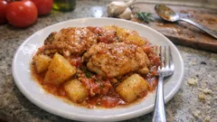 Pollo in umido con patate: il tegame unico che profuma di casa