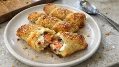 Torcetti di sfoglia al salmone: l’antipasto veloce che esce sempre dorato e croccante