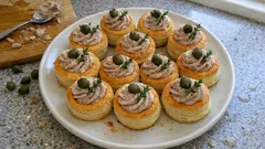 Cestini al tonno nei vol-au-vent: antipasto veloce e cremoso pronto in 10 minuti