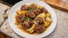 Polpette in padella con patate: morbide dentro, dorate fuori (tutto in una sola cottura)