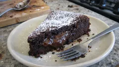 Torta cremosa cioccolato e ricotta: senza farina, cuore morbido e fondente