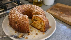 Ciambellone carote e noci: soffice, profumato all’arancia e facile da fare in casa