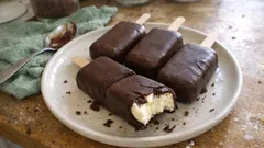 Gelato cremino su stecco senza gelatiera: base alla vaniglia e copertura fondente croccante