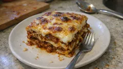 Lasagne alla bolognese come la domenica a casa: ragù lento e besciamella cremosa