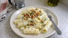 Pasta gorgonzola e noci: cremosa e pronta in pochi minuti (con un trucco per mantecarla)
