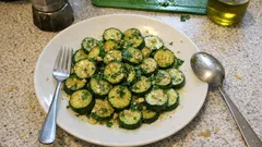 Zucchine trifolate in padella: il trucco per farle saporite e ancora croccanti