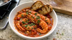 Scampi alla busara in padella: sughetto intenso e profumato pronto in pochi minuti