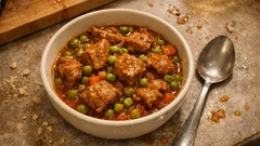 Spezzatino di vitello con piselli: rosolatura, vino bianco e cottura lenta per farlo tenero