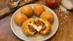 Arancini siciliani fatti in casa: croccanti fuori e filanti al cuore