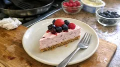 Cheesecake ai frutti di bosco senza cottura: cremosa e pronta con un semplice riposo in frigo