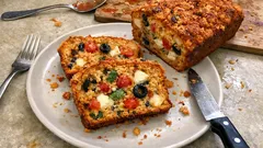 Plumcake mediterraneo salato: pomodorini, olive nere e mozzarella, perfetto da portare