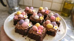 Brownies di Pasqua con crema al cacao e ovetti: facili, d’effetto e pronti in poco tempo