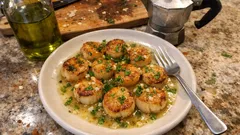 Capesante in padella: crosticina dorata e sughetto al vino bianco in 10 minuti