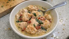 Spezzatino di tacchino allo spumante: morbido, cremoso e profumato alla salvia