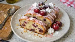 Plumcake alle ciliegie alto e soffice, con glassa rosa pronta in pochi minuti