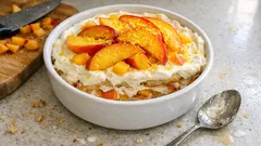 Tiramisù alle pesche senza uova: fresco, cremoso e perfetto da preparare in anticipo