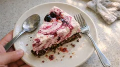 Torta gelato variegata all’amarena senza gelatiera: base croccante e crema super morbida