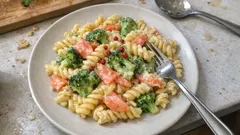 Pasta broccoli e salmone affumicato: cremosa in 20 minuti con un solo tegame