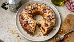 Ciambellone alle susine e mandorle: soffice, profumato e facile da preparare